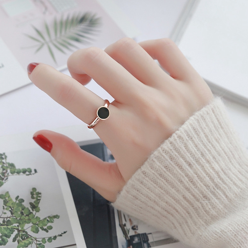 Cincin Titanium Premium Lapis Emas 18K Bentuk Bulat Bahan Warna Hitam Aksesoris Wanita
