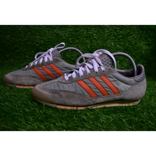 Sepatu adidas sl72