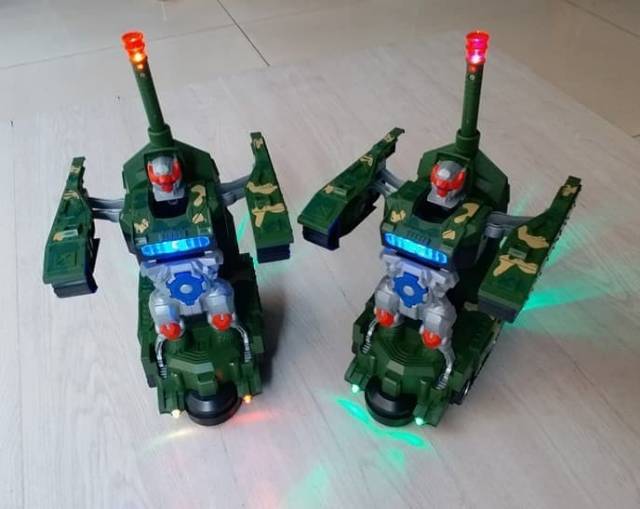 Mainan Tank jadi robot Combat Deformation