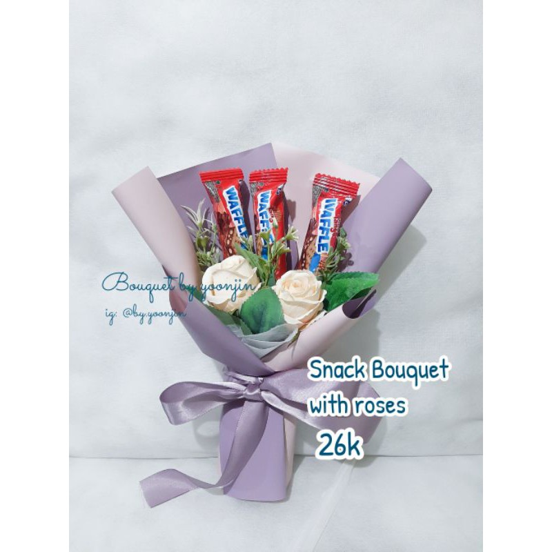 

SNACK BOUQUET WITH ROSE/BUCKET MAKANAN