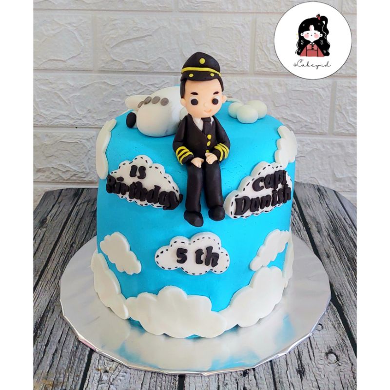 

Kue Ulang Tahun Karakter Pilot (fondant 18cm extra tinggi)