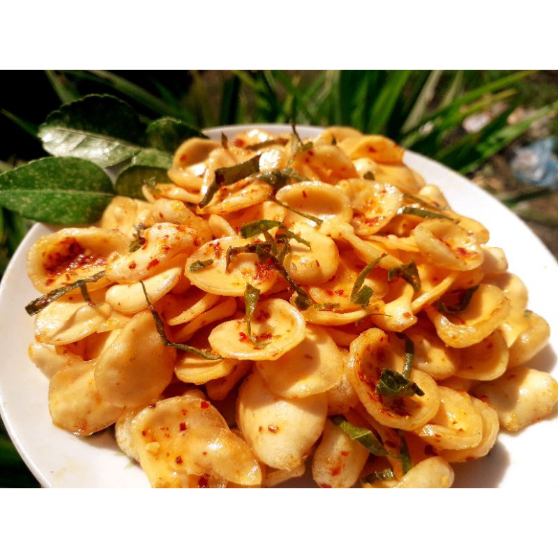 

CAMILAN KRUPUK SEBLAK UDANG BANTET DAUN JERUK 110GR OLEH - OLEH JAWA