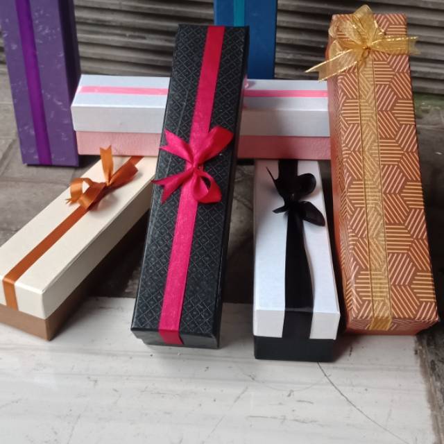 

Kotak kado berkwalitas 22x5x5cm