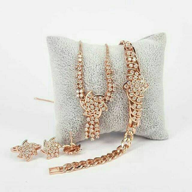 Kalung tura kipas, persis berlian aslinya