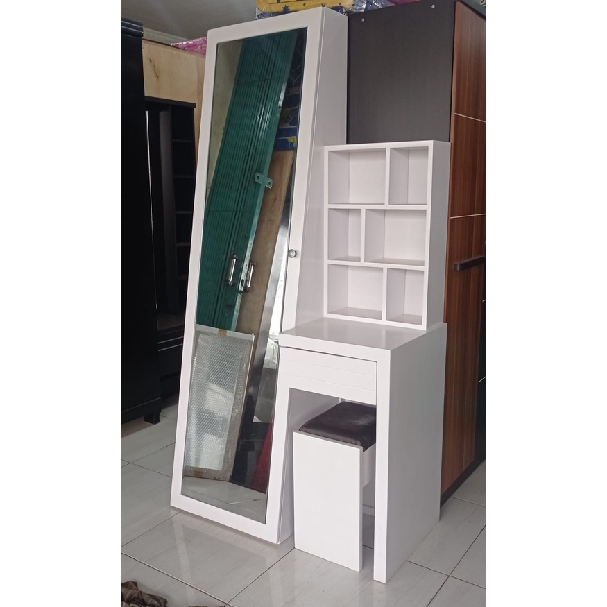 Meja rias kaca panjang
