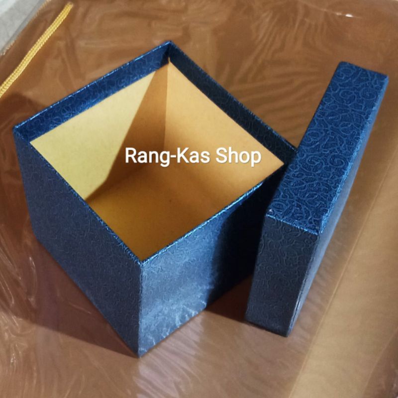 

Giftbox kotak kado 10x10x10 cm