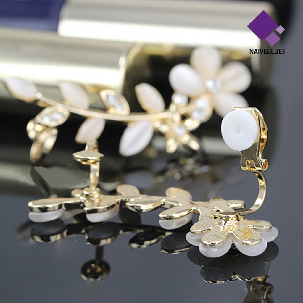 1 Pasang Anting Klip Tanpa Tindik Desain Bunga Aksen Berlian Imitasi Untuk Wanita