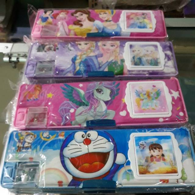 

Tempat pensil kalkulator dan orotan motif random