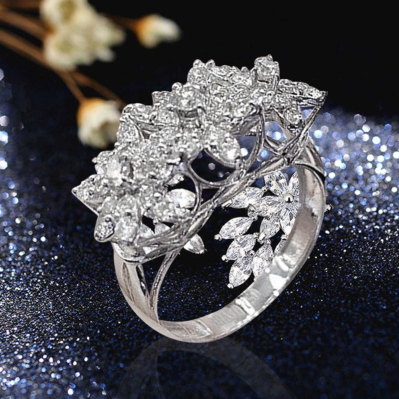 Cincin Bentuk Tiga Bunga Aksen Kristal Bahan Cubic Zirconia Untuk Wanita