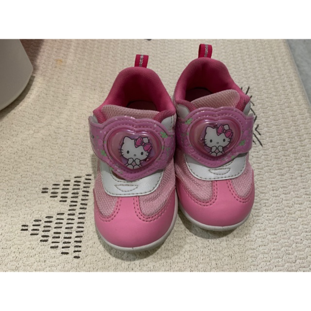 Sepatu kets anak perempuan