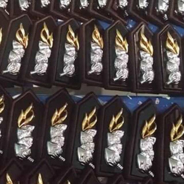 

Monogram dasar akrilik lis kain