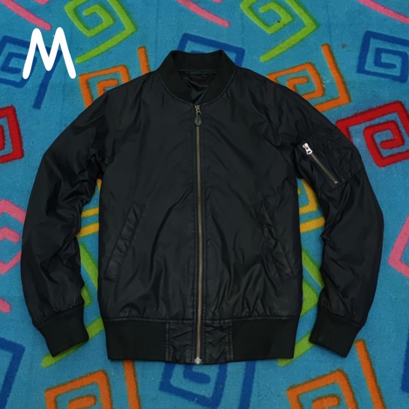 Bomber UNIQLO Hitam