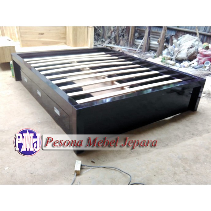 Ranjang atau Dipan Minimalis Kayu Jati Laci 6 No. 2 Tanpa Headboard