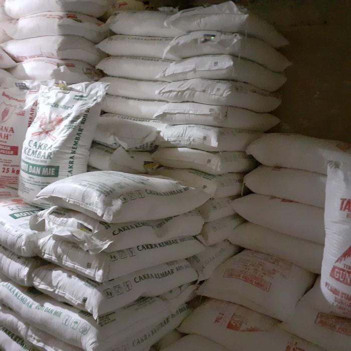 

Gandum / Gosend ~ Terigu Cakra Kembar - 25 Kg ( Karung ) Kualitas Terbaik