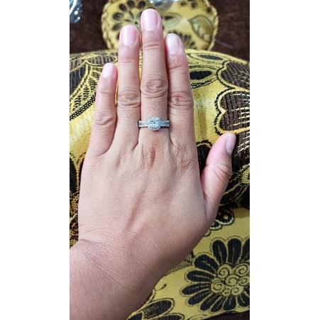 Cincin replika emas putih