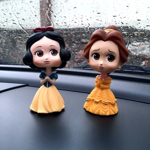 Boneka Figure Miniatur Pajangan Mobil PRINCESS SNOW WHITE &amp; BELLE Goyang Kepala Shacking Toy