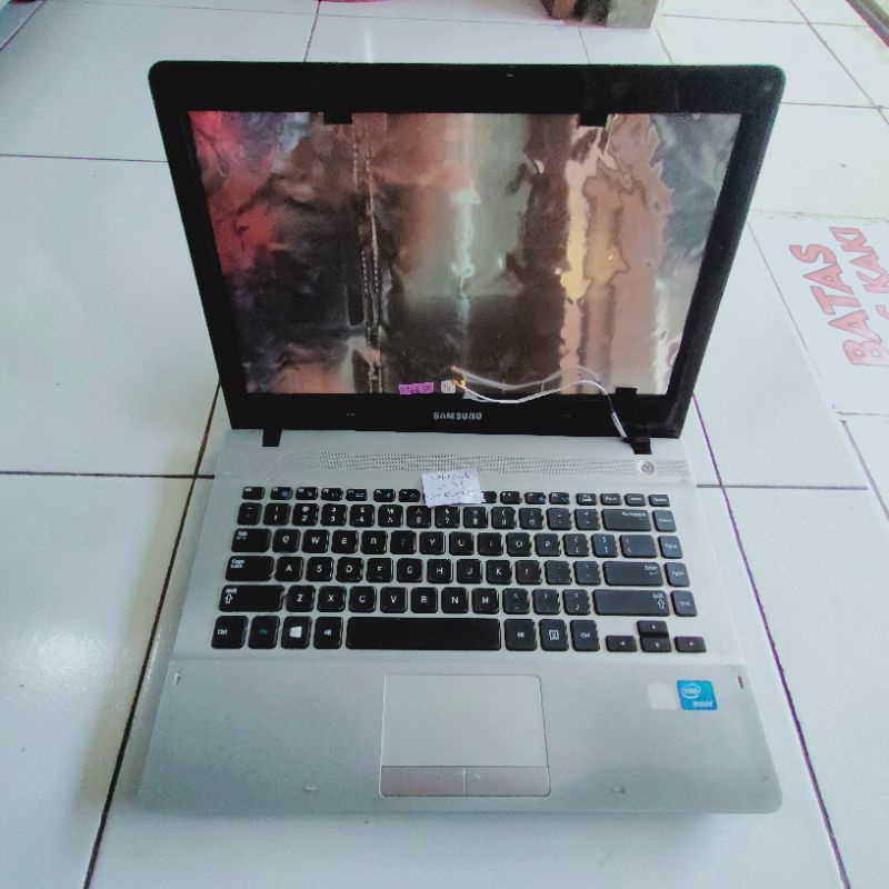 CASING SAMSUNG NP300 NP300E4V Kesing Case Laptop Atas Bawah Bottomcase Upper Case