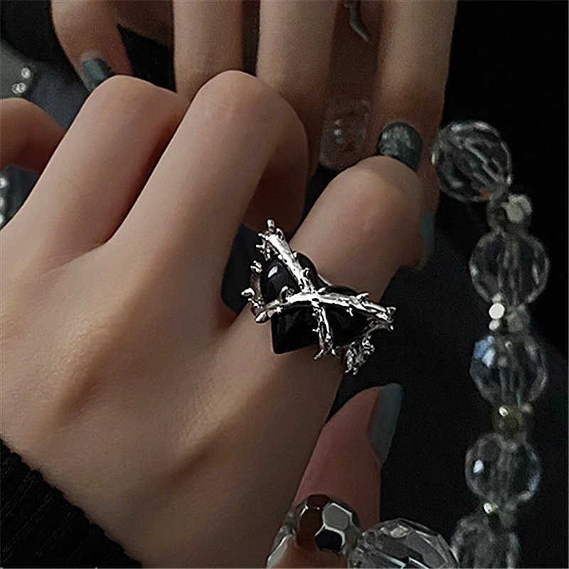 Cincin Model Terbuka Adjustable Desain Hati Gaya Punk Gothic Untuk Wanita