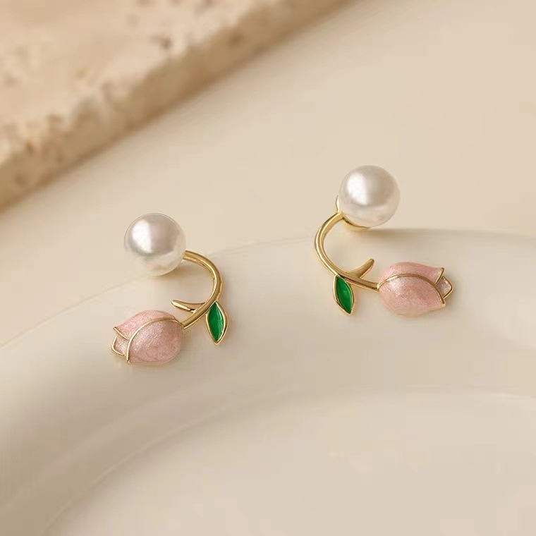 Anting Stud Enamel Bentuk Bunga Tulip Aksen Mutiara Gaya Perancis Minimalis Elegan Untuk Wanita