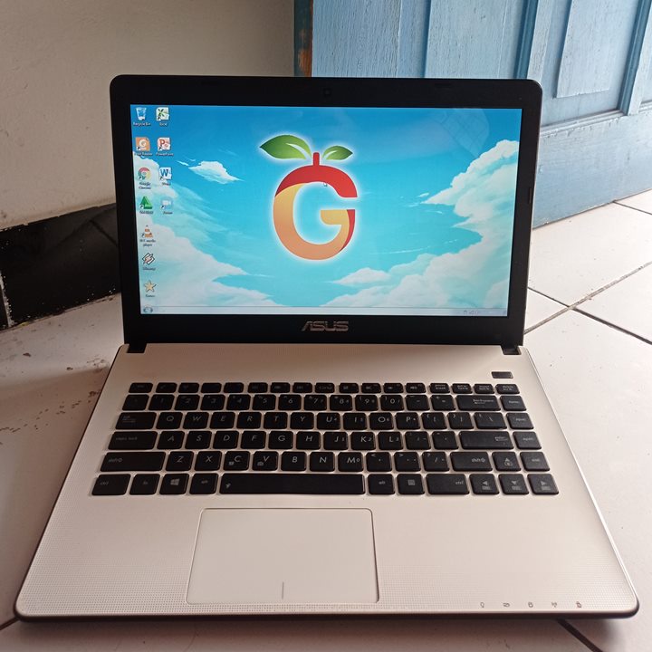 Asus X401U Warna putih hitam Layar 14 inch AMD C-60 RAM 2GB HDD 500GB VGA : ATI AMD Racon 384MB Wind