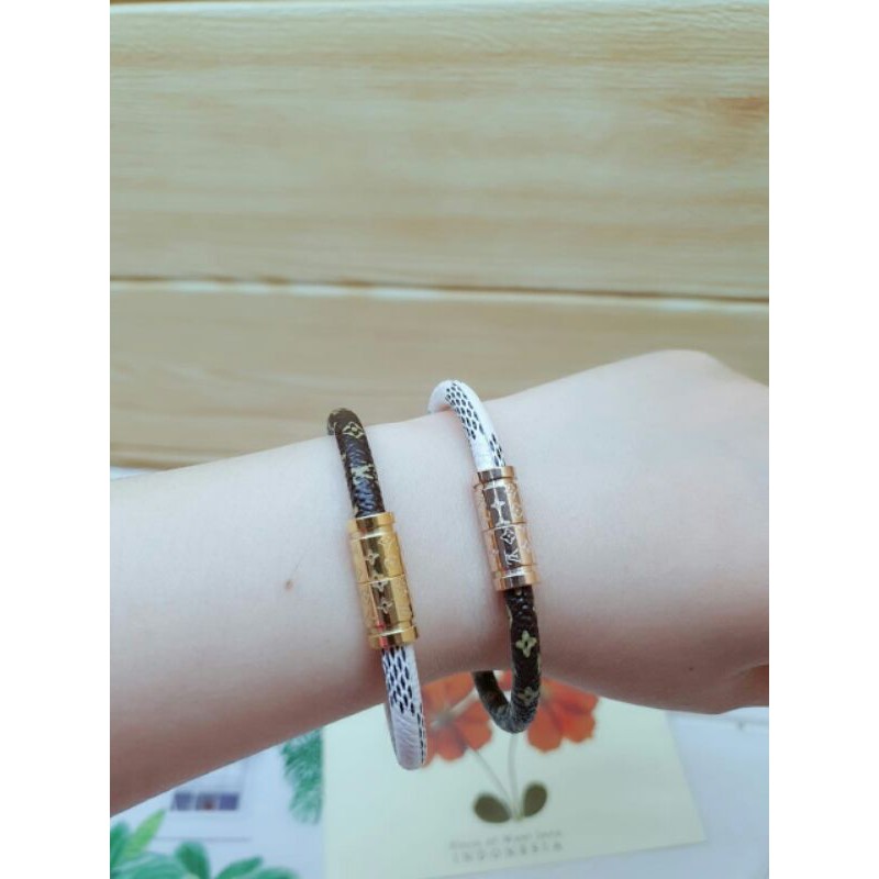 Gelang kulit lv / gelang lv magnet / gelang kulit magnet titanium / gelang titanium lv kulit 2 warna