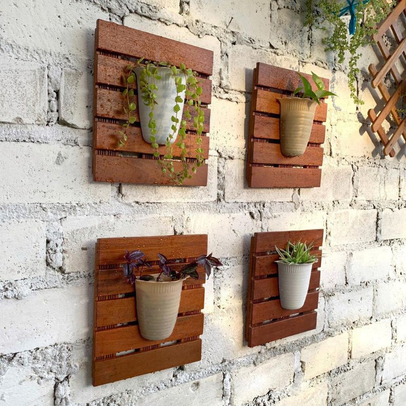 Tatakan pot bunga tempel dinding