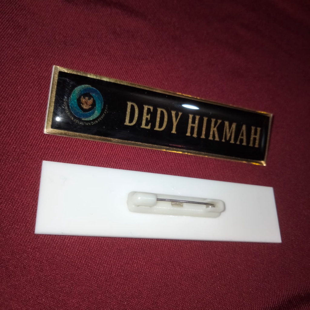 

Papan nama dada akrilik cembung ( resin ) / warna emas custom logo peniti