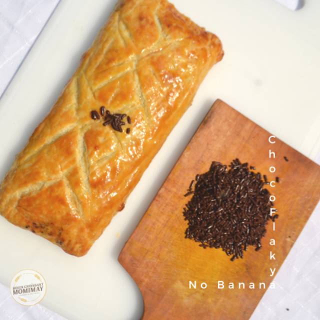 

Choco Flake/Roti Pastry Coklat (Tanpa Pisang) 22x11 (Bolen Croissant Momimay)