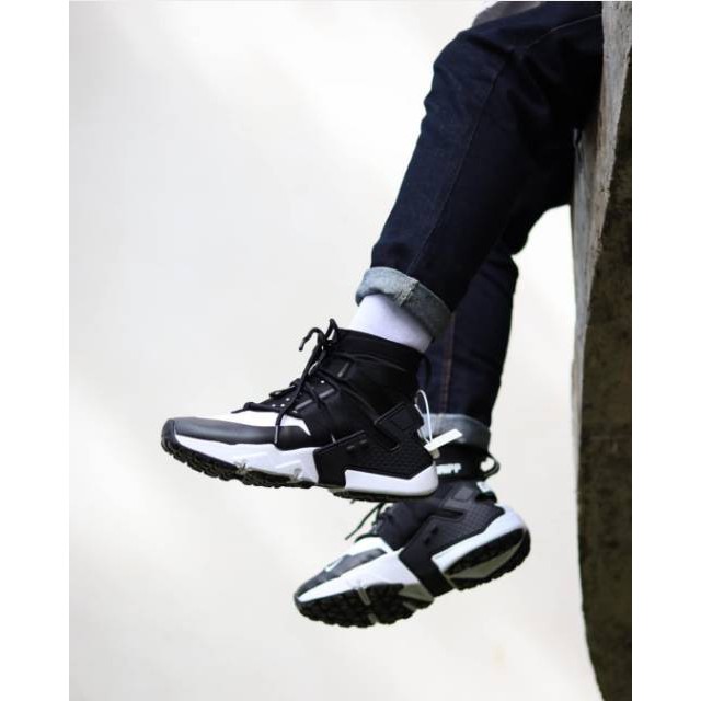 nike huarache gripp black and white