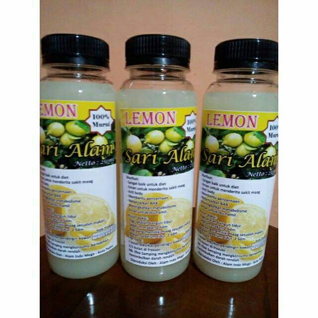 

Sari lemon asli langsung di peras dari kebun