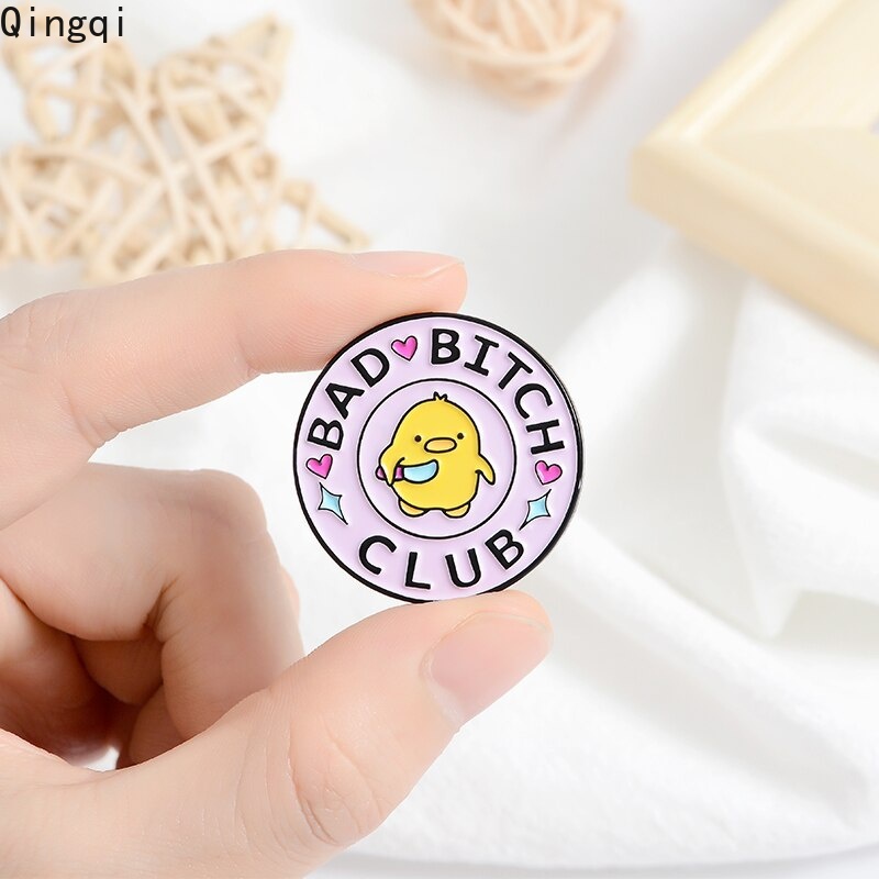 Bros Pin Enamel Desain Kartun Bebek Kuning Bad Bitch Club Dengan Pisau Untuk Hadiah