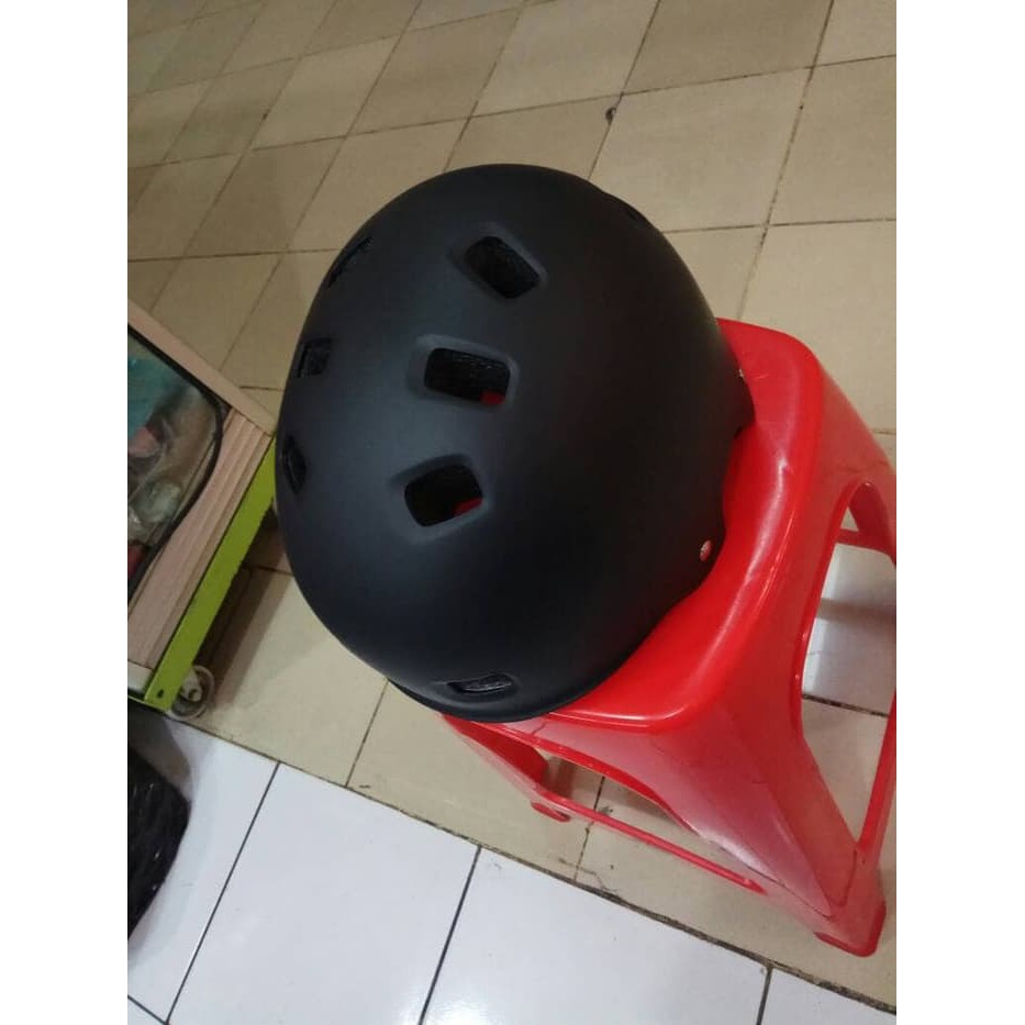 HELM SEPEDA  SEPATU  RODA BULAT BATOK HITAM MERK GENIO 