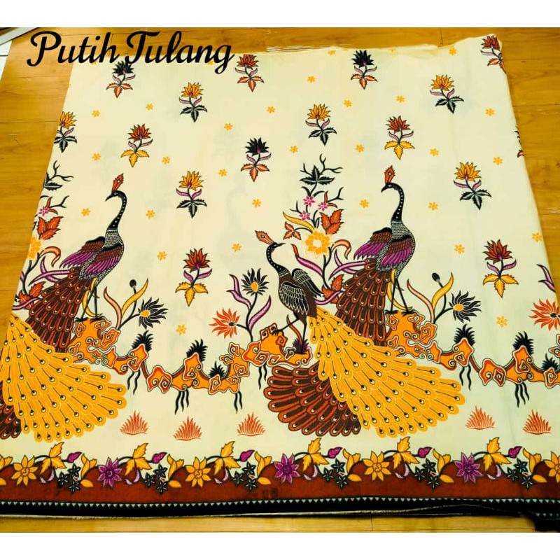 Kain Batik Solo motif merak dasaran putih tulang