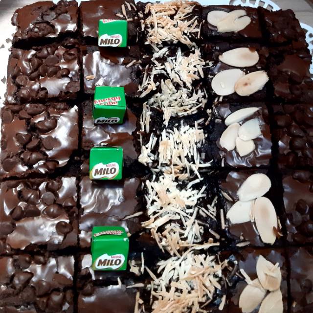 

Fudgy Brownies 5 topping size 18 X 18 cm