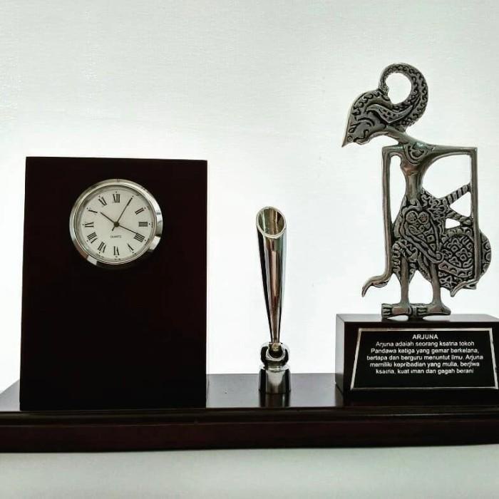 

Hiasan Meja Wayang Kombinasi Jam