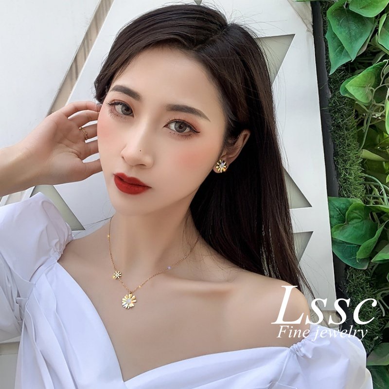 Anting Titanium Bunga Daisy Korea Lapis Emas 18K Anti Karat Aksesoris Perhiasan Wanita