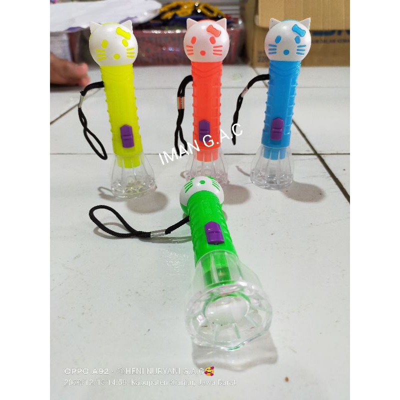 gantungan kunci senter hellokitty mini LED. senter kepala helokitty