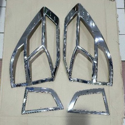 Garnish lampu chrome lampu belakang Mobilio.