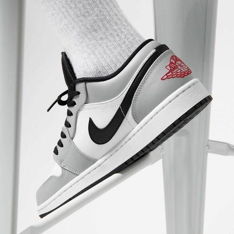 AIR JORDAN 1 LOW "LIGHT SMOKE GREY" LIGHT SOLAR FLARE HEATHER/WHITE-BLACK-GYM RED