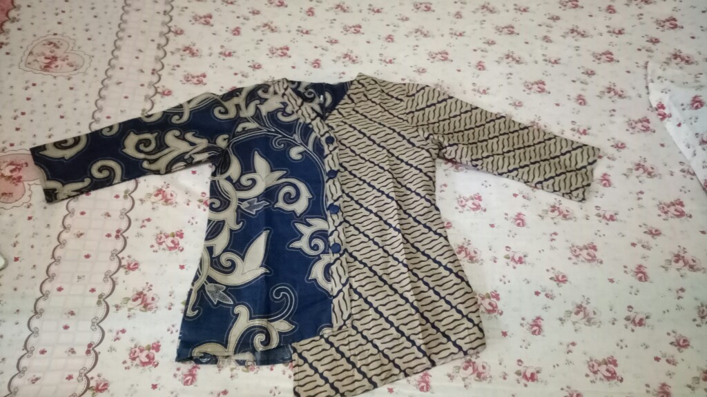 Batik Wanita Atasan Lengan 7/8 Dan Pendek Model Kombinasi Warna Coklat Dasar Navi By Batik Ruci