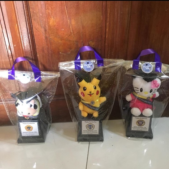 Boneka wisuda podium piala