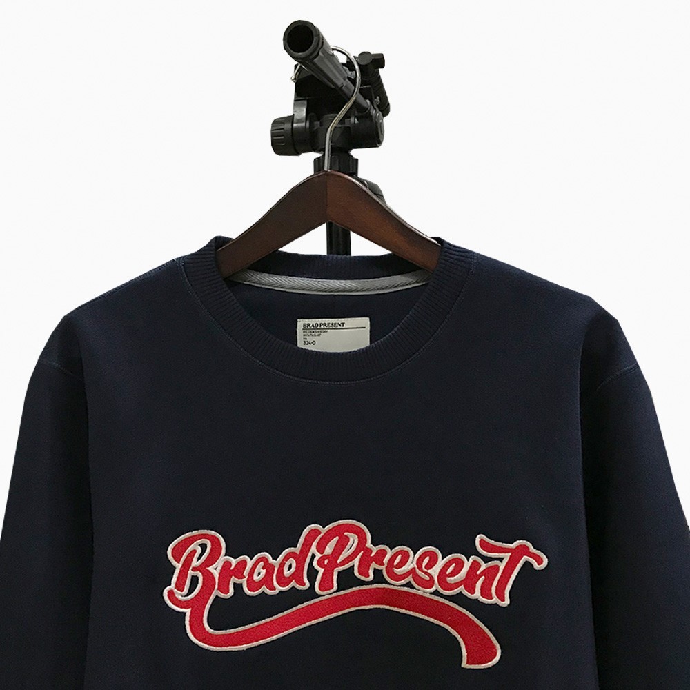 BRAD PRESENT ORIGINAL Sweater Crewneck cowok sweatshirt warna navy with logo series art seri Gs403