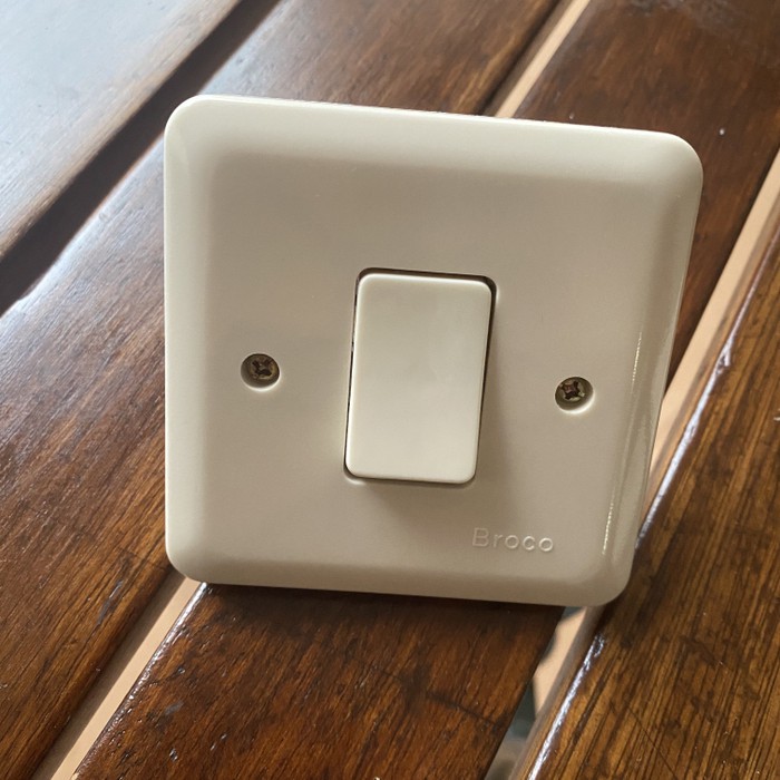 Saklar Lampu 1 Tombol / Saklar Tunggal Merk Broco