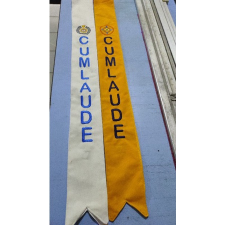 Selempang Wisuda Cumlaude dengan Bahan Satin dan Bludru, Dilengkapi Bordir Logo Universitas