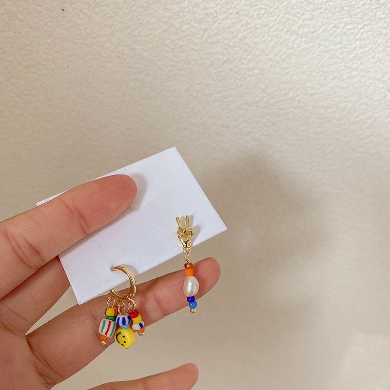 Anting Tusuk Asimetris Motif Smiley Face Aksen Manik-Manik Ala Harajuku Untuk Wanita