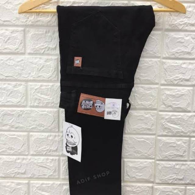 

Levis pensil hitam