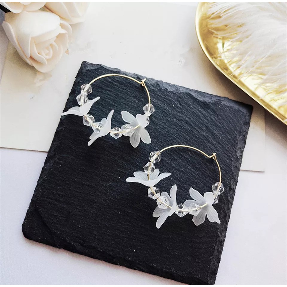 Anting hoops - A-244 - bulat dengan bunga-bunga putih