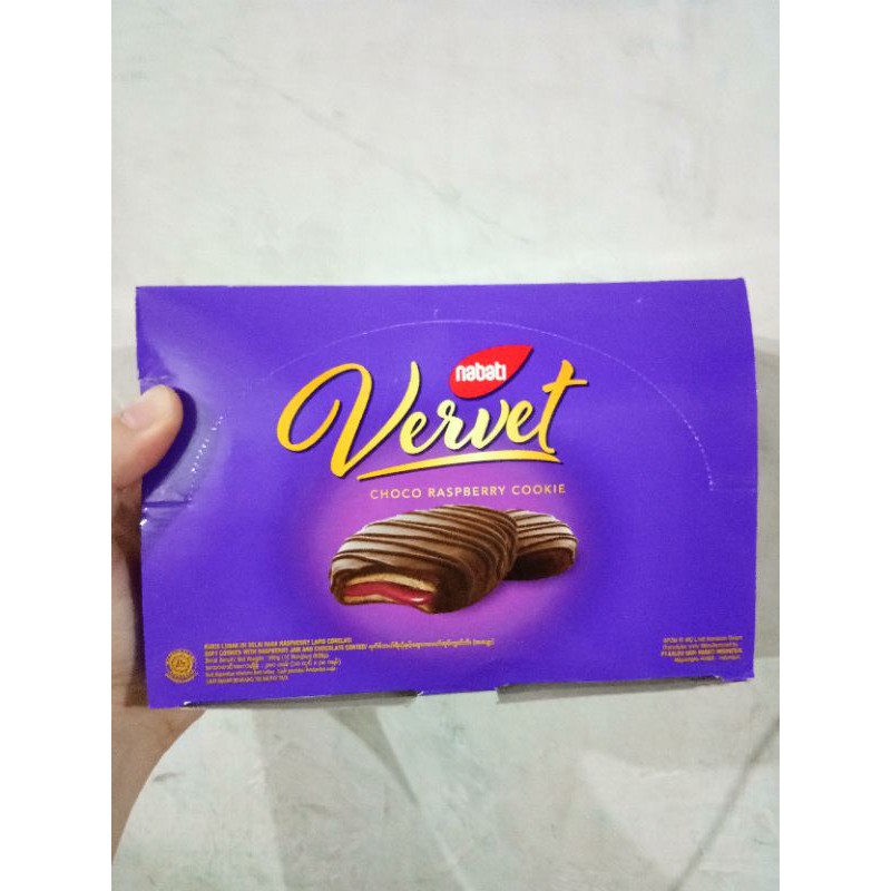 nabati vervet choco raspberry cookie 1 box isi 10 pcs