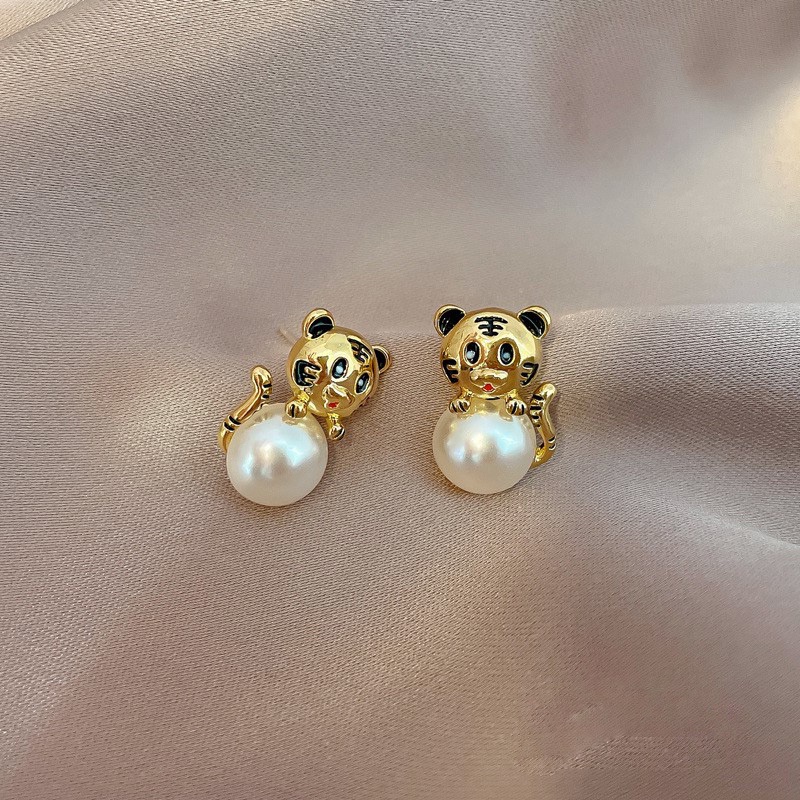 Anting stud Desain Harimau Aksen Mutiara