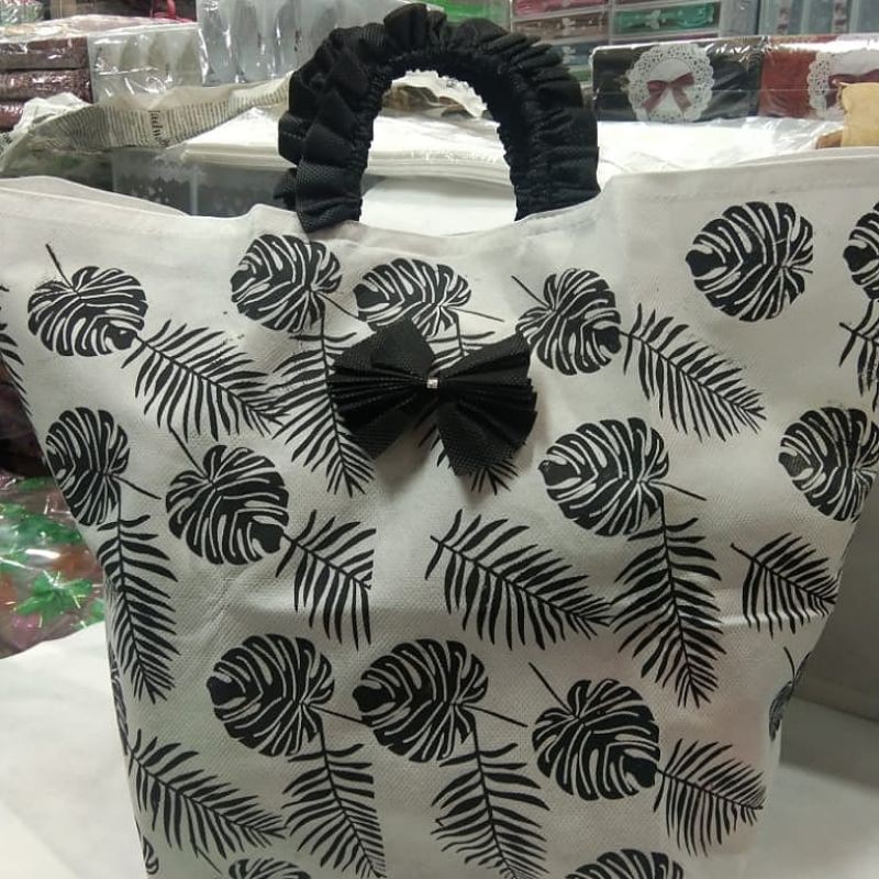 

Tas Berkat Motif Daun Uk 22 harga 60.000 min 1lusin